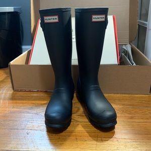 Black tall hunter boots, kids 4 woman’s 6